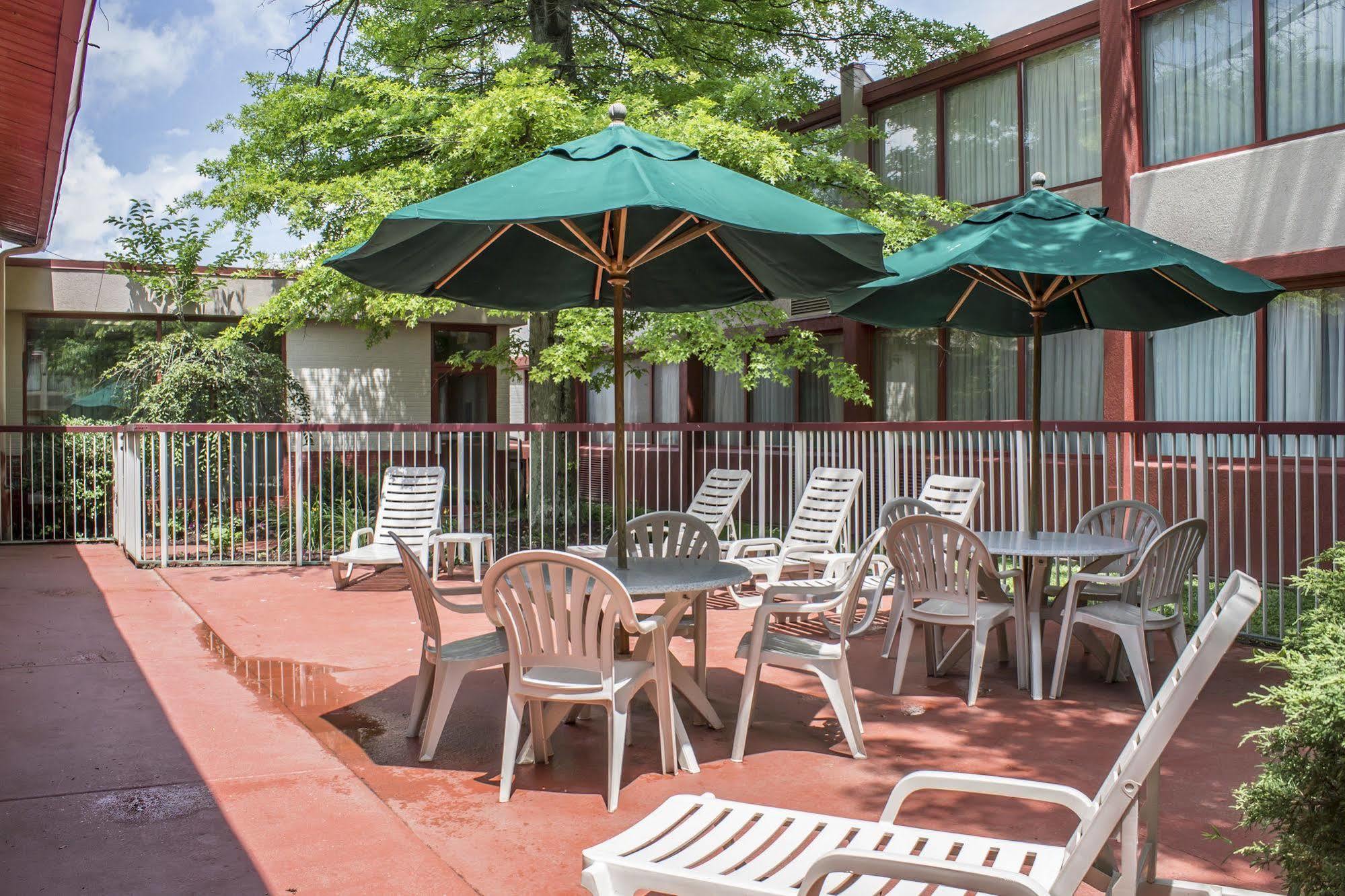 Norwood Inn Hudson Exterior photo